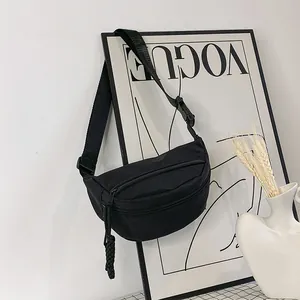 Detailopname van zwarte nylon halvemaantas met geweven koordtrekker en verstelbare gesp