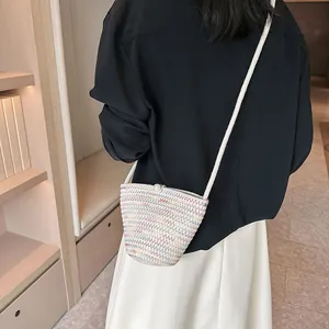 Détail d'un sac seau tissé multicolore avec fermoir perle et fine bandoulière