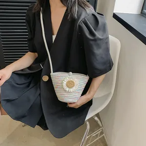 Détail du mini sac seau tressé arc-en-ciel avec fleur de marguerite et fermoir perle