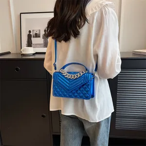 Détail du sac matelassé bleu avec chaîne argentée et motif de surpiqûres en V