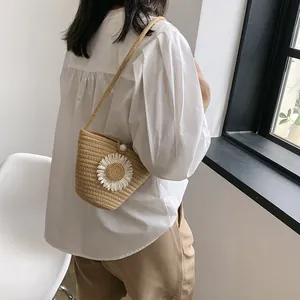 Sac seau en paille pour femme avec marguerite blanche et bandoulière fine en été