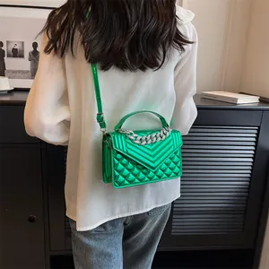 Détail du sac bandoulière vert métallisé avec chaîne argentée et matelassage