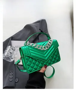 Détail du sac matelassé vert avec fini métallisé et bandoulière en chaîne argent