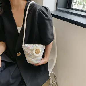 Mini sac seau en paille colorée avec marguerite et fermoir perle pour femme