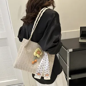 Sac seau tissé crème chic avec breloque fleurie et écharpe décorative pour femme