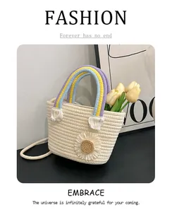Détail du sac seau tissé à la main avec poignées arc-en-ciel et décor de marguerite blanche