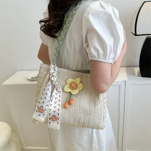 Détail du sac seau tissé avec tournesol 3D et poignée en foulard de soie imprimé