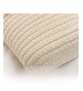Détail macro de la couture en corde de coton tressée pour sac seau arc-en-ciel