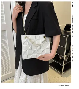 Détail du sac à bandoulière matelassé blanc avec chaîne dorée et lanière en cuir
