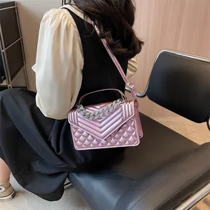 Sac bandoulière tendance en cuir rose métallisé avec motifs à chevrons et matelassage