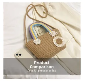 Détail du sac tressé avec poignée arc-en-ciel, marguerite et comparaison de taille