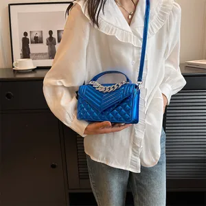 Sac bandoulière bleu Klein métallisé avec matelassage en V et anse chaîne pour femme