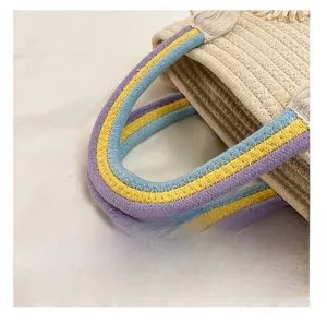 Vue macro des poignées tressées arc-en-ciel sur un sac seau élégant pour l'été