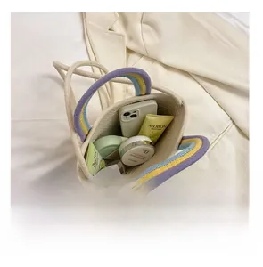 Détails de l'intérieur spacieux et des poignées tressées colorées du sac seau arc-en-ciel