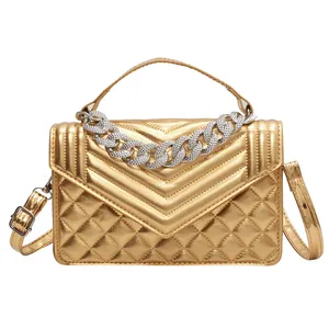 Sac bandoulière doré métallisé avec matelassage en V et chaîne en strass brillant