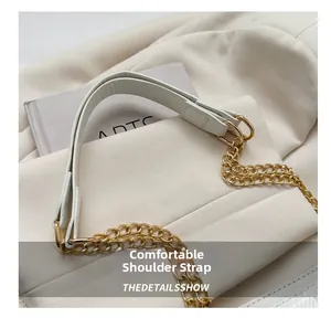 Détail de la bandoulière confortable en cuir blanc et chaîne en métal doré