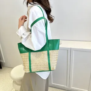 Detail einer minimalistischen grün-beigen Web-Tote-Bag mit Ledergriffen