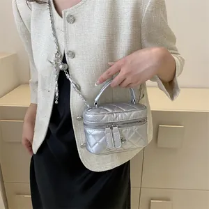 Borsa a scatola trapuntata argento con finitura metallica e manico da donna