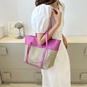 Detail eines großen Sommer-Shoppers mit Patchwork aus rosa Kunstleder und beigem Stroh