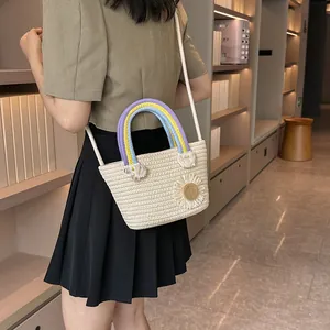 Sac seau en paille beige avec fleur de tournesol et poignées arc-en-ciel pour l'été