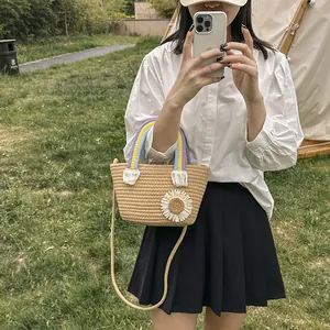 Sac seau tissé arc-en-ciel avec marguerites et anses colorées pour voyage d'été