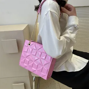 Sac bandoulière rose brillant avec texture 3D géométrique et chaîne dorée pour femme