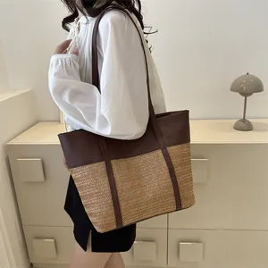 Große Sommer-Shopper-Tasche aus Stroh mit braunem Lederriemen in minimalistischem Design