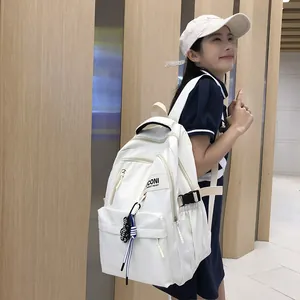 Vue détaillée du sac à dos blanc minimaliste avec tissu en nylon et poche latérale