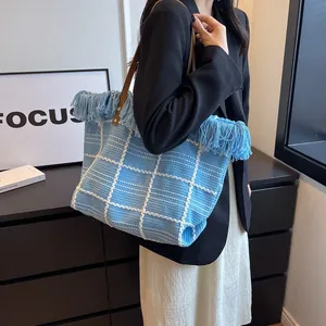 Sac fourre-tout en peluche à carreaux bleus et blancs avec franges et anses en cuir