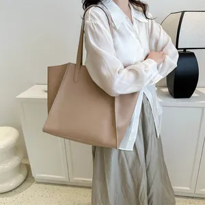 Bolso tote grande minimalista en color caqui de cuero mate con asas largas para diario
