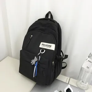 Vue détaillée du sac à dos noir en nylon avec étiquette POLUCONI et breloques de zip