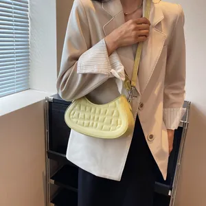 Dettaglio della borsa a spalla trapuntata giallo pallido in pelle PU con cuciture fini