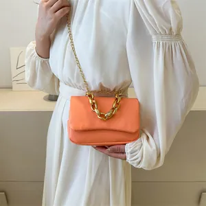 Petit sac carré orange avec chaîne dorée décorative et fine bandoulière réglable