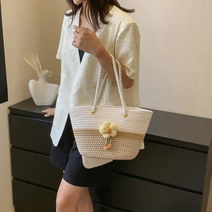 Sac seau tissé tricolore avec fleur décorative et poignées en corde de coton épais