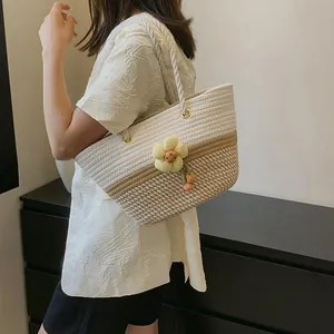 Détail du sac cabas en paille tissée avec dégradé bicolore et anses en corde de coton