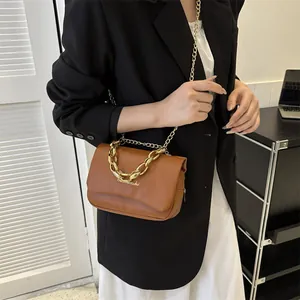 Détail du sac en similicuir caramel avec chaîne dorée et fine bandoulière réglable
