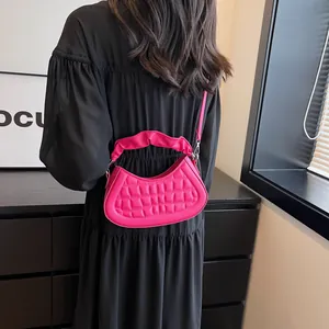 Elegante borsa a mezzaluna trapuntata magenta con manico a nuvola e tracolla rimovibile