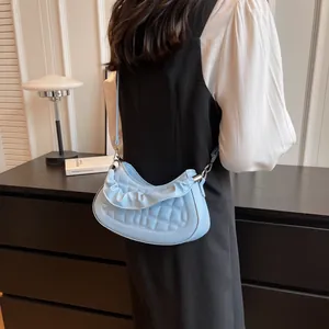 Elegante borsa a tracolla a mezzaluna celeste con trapuntatura e dettagli arricciati