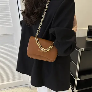 Grand sac bandoulière rétro marron avec chaîne dorée et rabat au design élégant