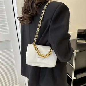 Détail du sac bandoulière blanc en cuir PU avec chaîne dorée et logo Guihuashi