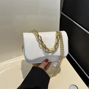Détail du sac carré en cuir PU blanc avec chaîne dorée épaisse et finition texturée