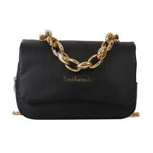 Sac à main rétro en cuir noir avec grosse poignée chaîne dorée et fine bandoulière