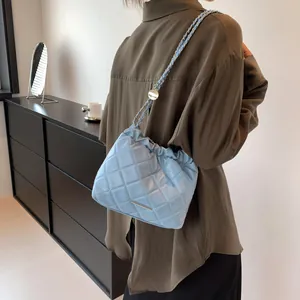 Detail der hellblauen gesteppten Cloud-Bag mit geflochtener silberner Kette