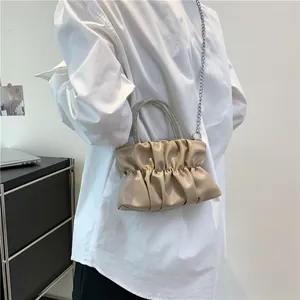 Détail du sac nuage plissé kaki avec poignée en U sertie de strass et chaîne argentée