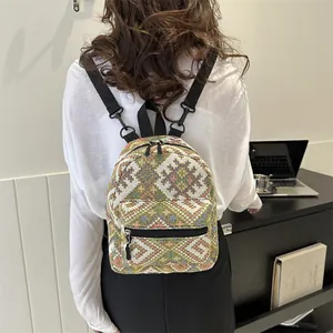 Détails de la texture tissée du sac à dos ethnique avec bretelles noires réglables