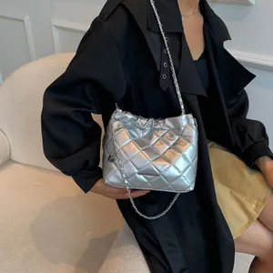 Detail der silbernen Stepptasche mit Metall-Finish und klassischem Rautenmuster