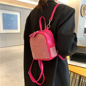 Detail der Hot-Fix-Strasssteine auf einem pinkfarbenen PU-Leder-Minirucksack für Damen