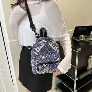 Vue détaillée d'un sac à dos ethnique tissé aux motifs géométriques et fermeture éclair
