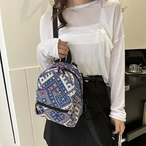Gros plan d'un mini sac à dos ethnique tissé avec motifs colorés et bretelles ajustables