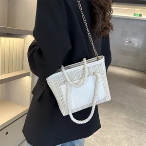 Sac fourre-tout en paille avec poche en cuir blanc et anses en corde pour l'été